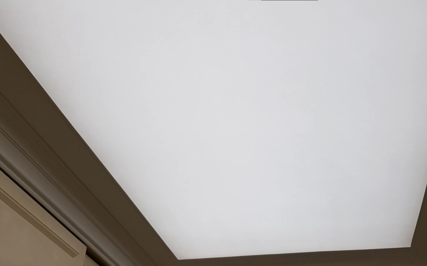 Натяжной потолок с подсветкой внутри для офиса