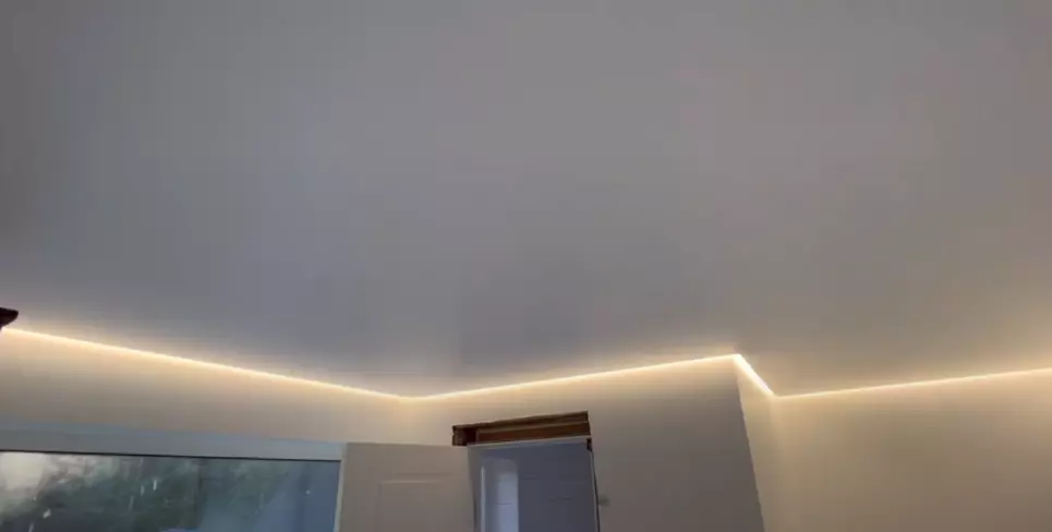 Натяжной потолок с контурной подсветкой внутри