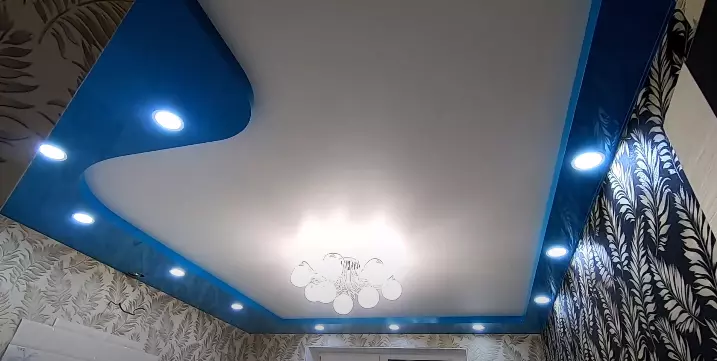 Двухуровневый натяжной потолок с подсветкой для студии