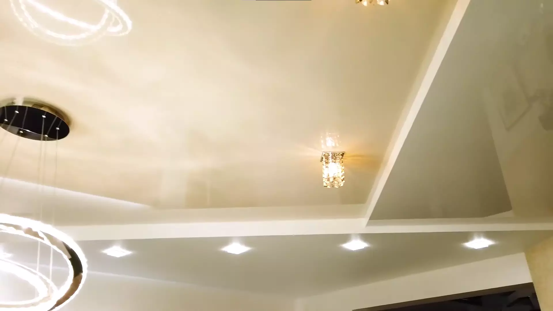 Многоуровневый бежевый натяжной потолок с подсветкой