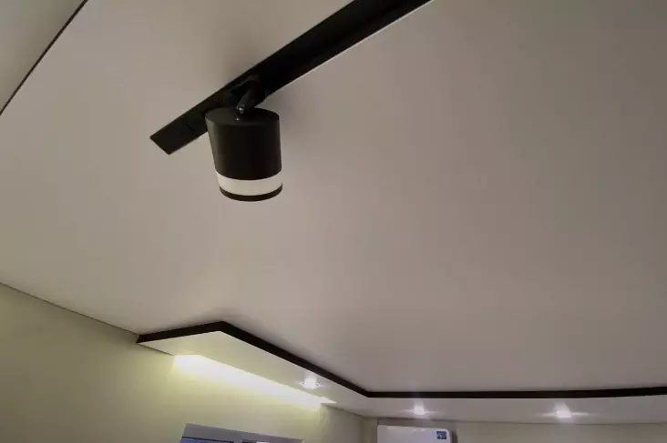 Многоуровневый натяжной потолок с подсветкой для офиса